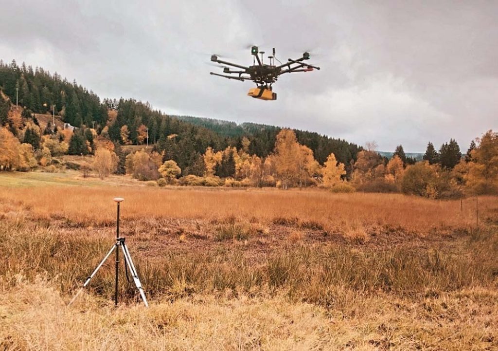 drone avec lidar au dessus de tourbières